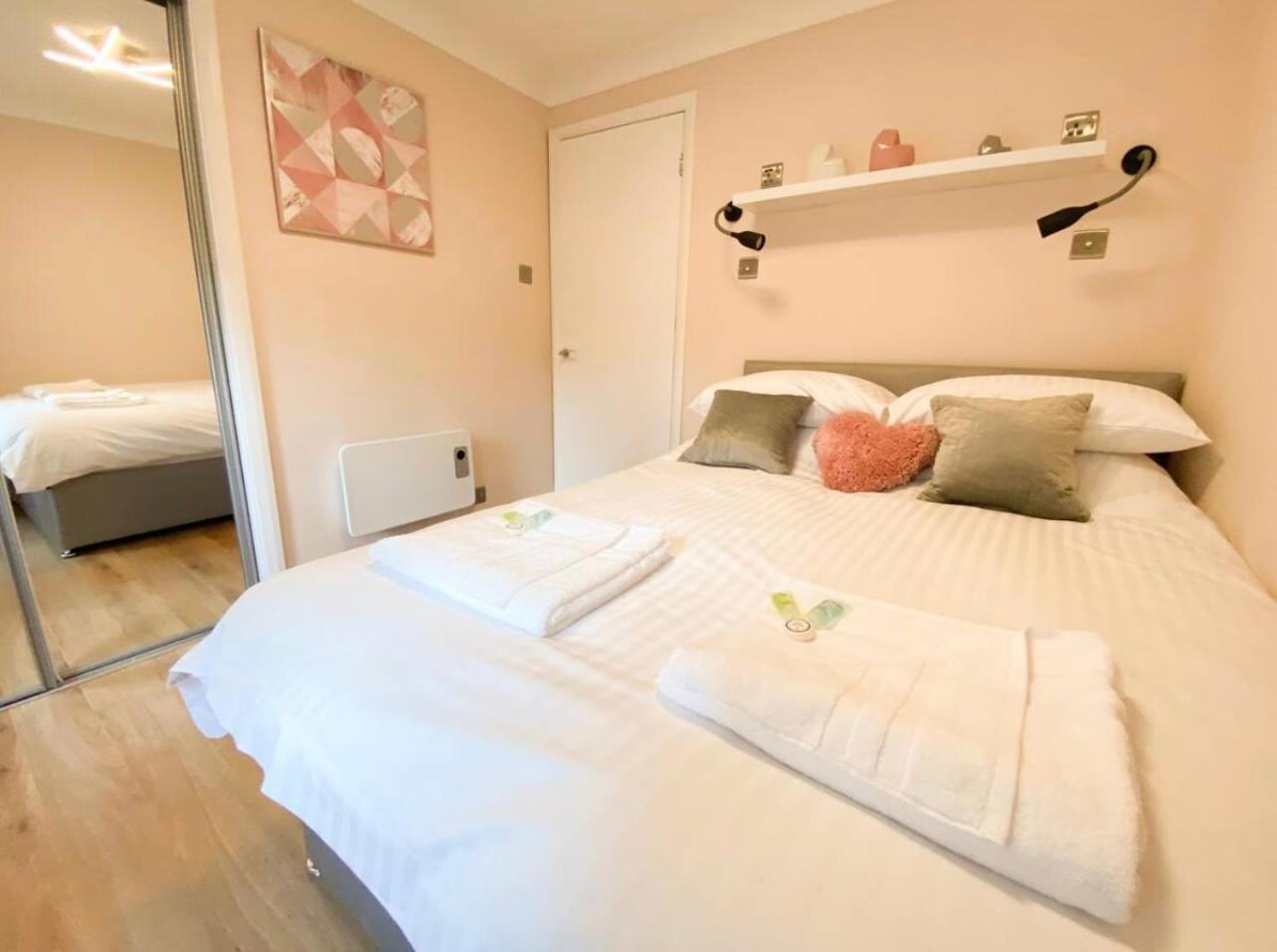 Central Two Bedroom, Free Private Parking — Photos 2