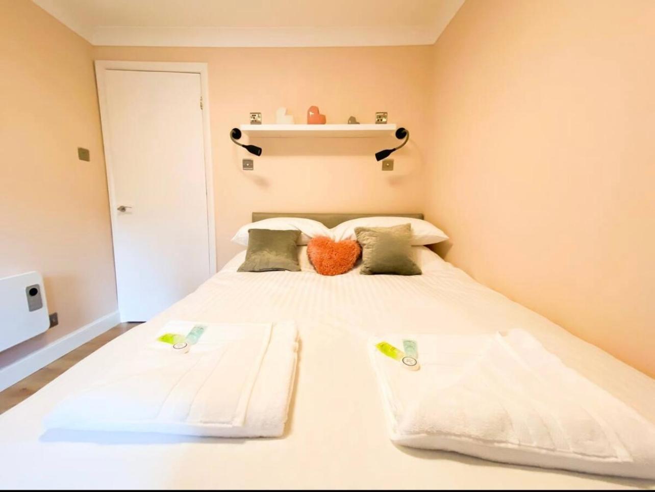 Central Two Bedroom, Free Private Parking, Glasgow